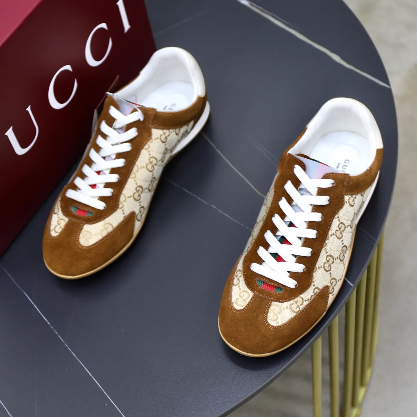 Ex-factory price: 580💰💰Gucci Shift series couple's sports shoes ❗❗ The Gucci Shift series is newly launched, with a lightweight design that reinterprets sports style. The neat silhouette adds a sense of freedom and exudes sophistication when moving. The webbing detail runs like an endless ribbon throughout the design, and the side seam details add a finishing touch. ❗Original development ❗Washed effect cowhide upper ❗Two-color Tpu outsole ❗Size: Female 35-41 Male 39-45